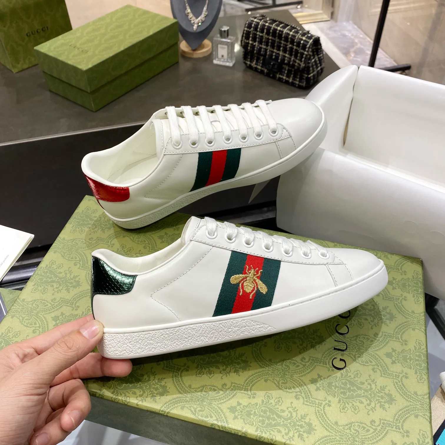 👟👟Ex-factory price👟👟Ex-factory price 520👟👟Gucci top chip version GG couple's white shoes, which have been popular in recent years; new colors are constantly updated; stars, Internet celebrities, live broadcasts, etc. will definitely plant grass to call ❤ Classic fashion style, 5D drawing printing; electric embroidery surface, etc... ✔️Fabric material: original customized cowhide color ✔️Inner material: first layer cowhide ✔️Sole material: original outsole... shiny colorful drawing/electric embroidery surface embellished on the side of the shoe body, package production process‼ ✔️Size: Women’s/35/40/Men’s/38/45